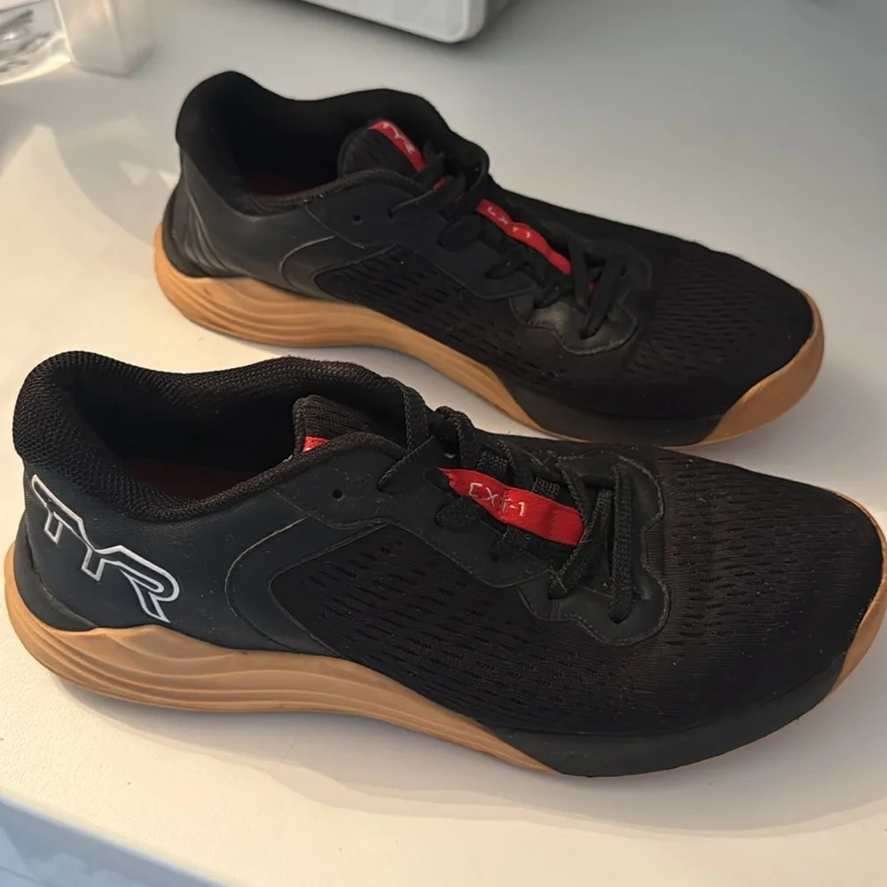 TYR CXT-1 Trainers Gym Shoes Athletic Sneakers Black Red Gum Sole Sz 10 - Picture 4 of 9
